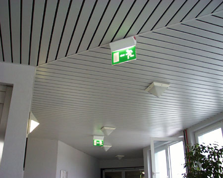 Alu-Paneldecke im Winkel von 45 Grad verlegt.