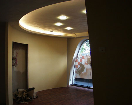 Fertiggestellte Metallständerwände und abgehängte Decke.
