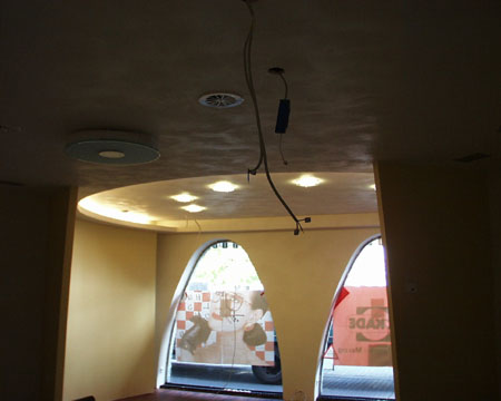 Montage von Ständerwänden im Ladenbau. Ausführung konkav gewölbt.