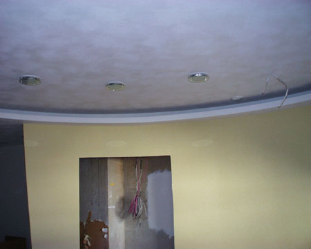 Gipskartondecke mit Lichtleiste.